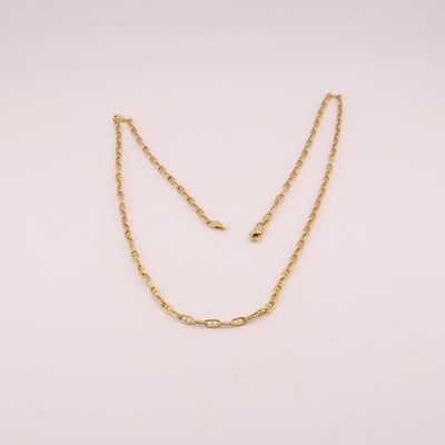 un collier à chaîne en or orné d'une boule sur fond blanc