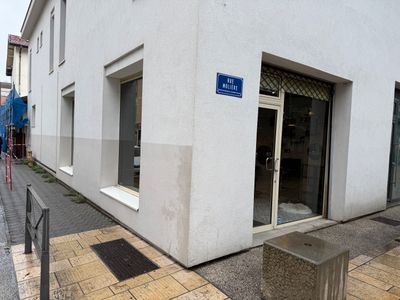 un bâtiment blanc avec une enseigne bleue sur le côté