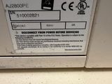 une étiquette apposée sur le côté d'une machine posée sur une table