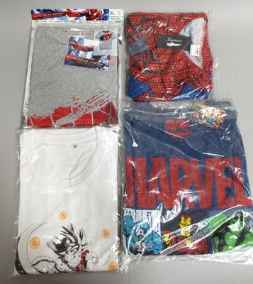 un tas de t-shirts dans des sacs en plastique posés sur une table