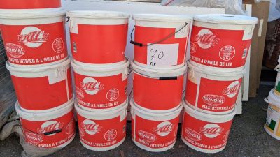 Lot de 13 seaux de mastic vitrier à l’huile de lin de la mar…