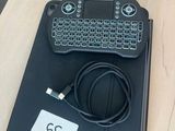 un clavier et un chargeur posés sur une table