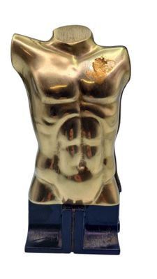 une statue en or représentant un torse masculin, posée sur un socle bleu