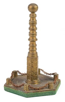 une image représentant une statue dorée et verte entourée d'une chaîne