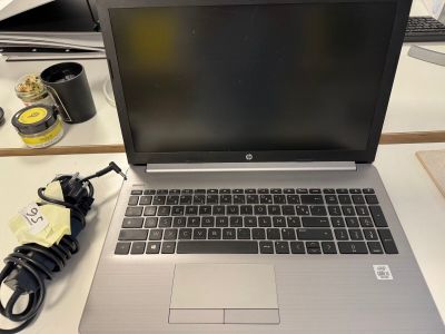 un ordinateur portable posé sur un bureau avec un chargeur