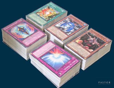 beaucoup de cartes empilées les unes sur les autres
