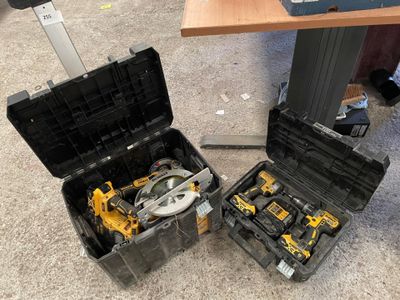 deux outils dans la mallette posée sur le sol