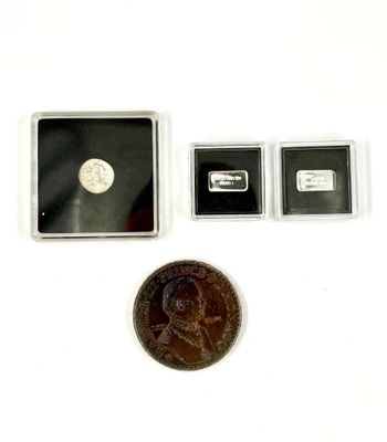 un petit morceau d'argent et une pièce de monnaie posés sur une surface blanche