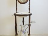 une petite table sur laquelle se trouvent un miroir et un vase