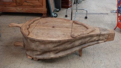 un grand bateau en bois posé sur une table en bois