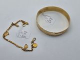 un bracelet en or et un bracelet en or muni d'une plaque