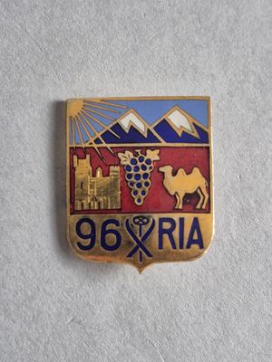gros plan d'un badge sur une surface blanche