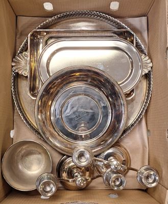 une boîte contenant une assiette en argent et un bol en argent
