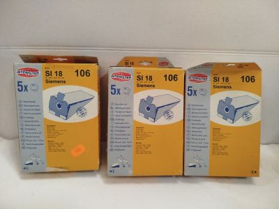 trois cartons contenant des climatiseurs posés sur un comptoir blanc