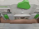gros plan d'une machine verte et blanche sur une table