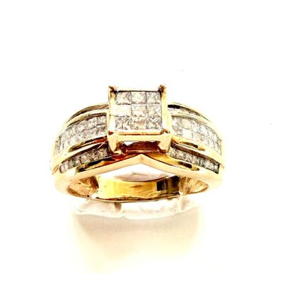 une photo d'une bague en or sertie d'un diamant taille princesse