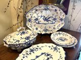 une table sur laquelle se trouvent plusieurs assiettes et bols
