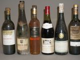 plusieurs bouteilles de vin sont alignées sur une table