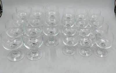 un grand nombre de verres à vin vides posés sur une table