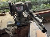 une machine posée sur une table devant une fenêtre