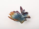 une fleur bleue et orange sur un fond blanc