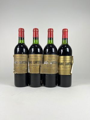 quatre bouteilles de vin sont alignées