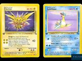 deux cartes Pokémon posées côte à côte sur une table