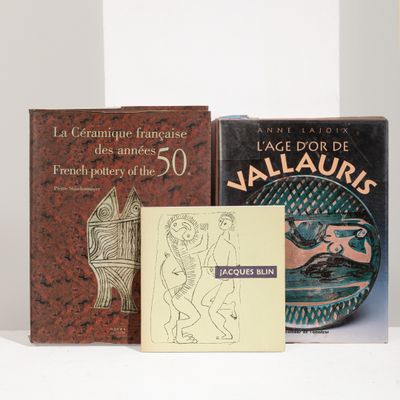 trois livres sont posés sur une surface blanche avec un fond blanc