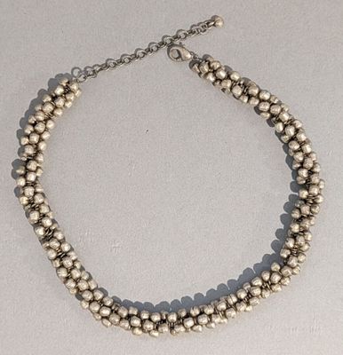 gros plan d'un collier sur une surface blanche