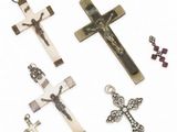 quatre croix sont représentées sur un fond blanc, avec une croix au centre