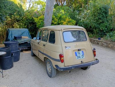 une petite voiture garée à côté d'une poubelle