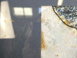 une photo d'une photo d'une œuvre d'art posée sur une table