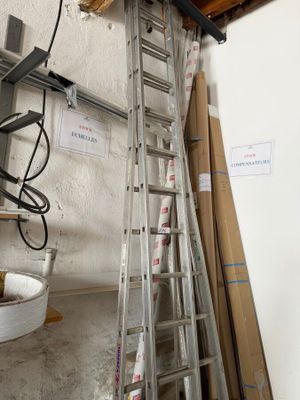 une échelle adossée au mur d'une pièce