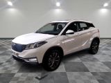 le 4x4 blanc est garé sur un sol en damier dans le garage