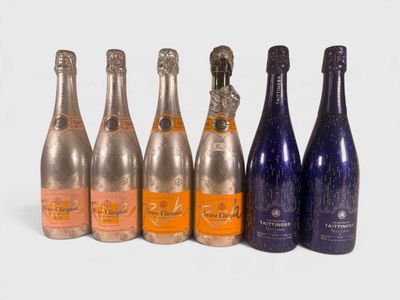 six bouteilles de vin mousseux alignées les unes à côté des autres
