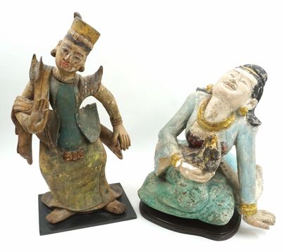 Musicienne. Statuette en pierre calcaire polychrome, montée …