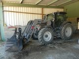un tracteur garé à l'intérieur d'un bâtiment