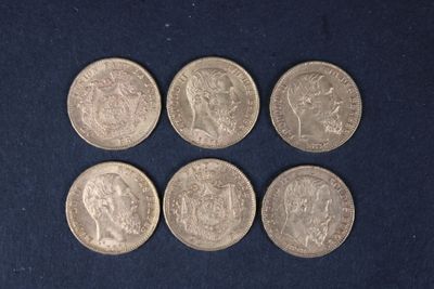 six pièces britanniques différentes sur un fond bleu