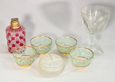 beaucoup de verres et une bouteille posés sur une table