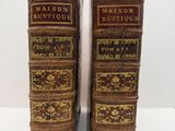 Deux vieux livres sont posés côte à côte sur une table