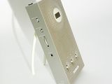 une télécommande posée sur une surface blanche