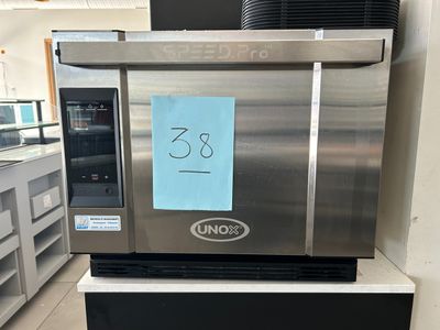 une photo d'un réfrigérateur en acier inoxydable dans un magasin