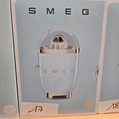 une boîte sur laquelle figure l'image d'un extracteur de jus