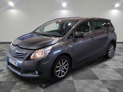 La Toyota Sienna grise est garée dans une pièce dont le sol est à carreaux.