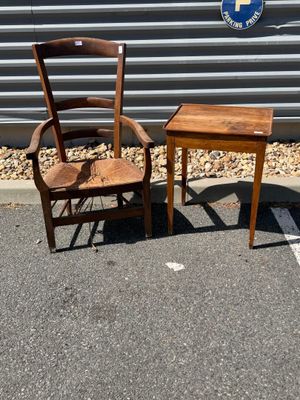 deux chaises et une table dans un parking