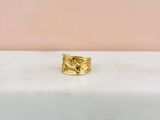 une bague en or posée sur un bloc de marbre