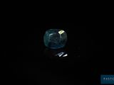 un diamant bleu sur fond noir