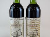 deux bouteilles de vin posées l'une à côté de l'autre sur une table