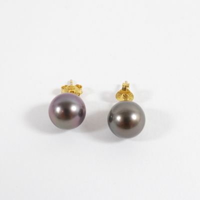 une paire de boucles d'oreilles en perles noires sur fond blanc