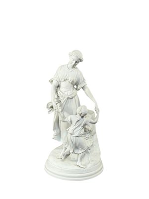 statue d'une femme tenant un enfant dans ses bras
